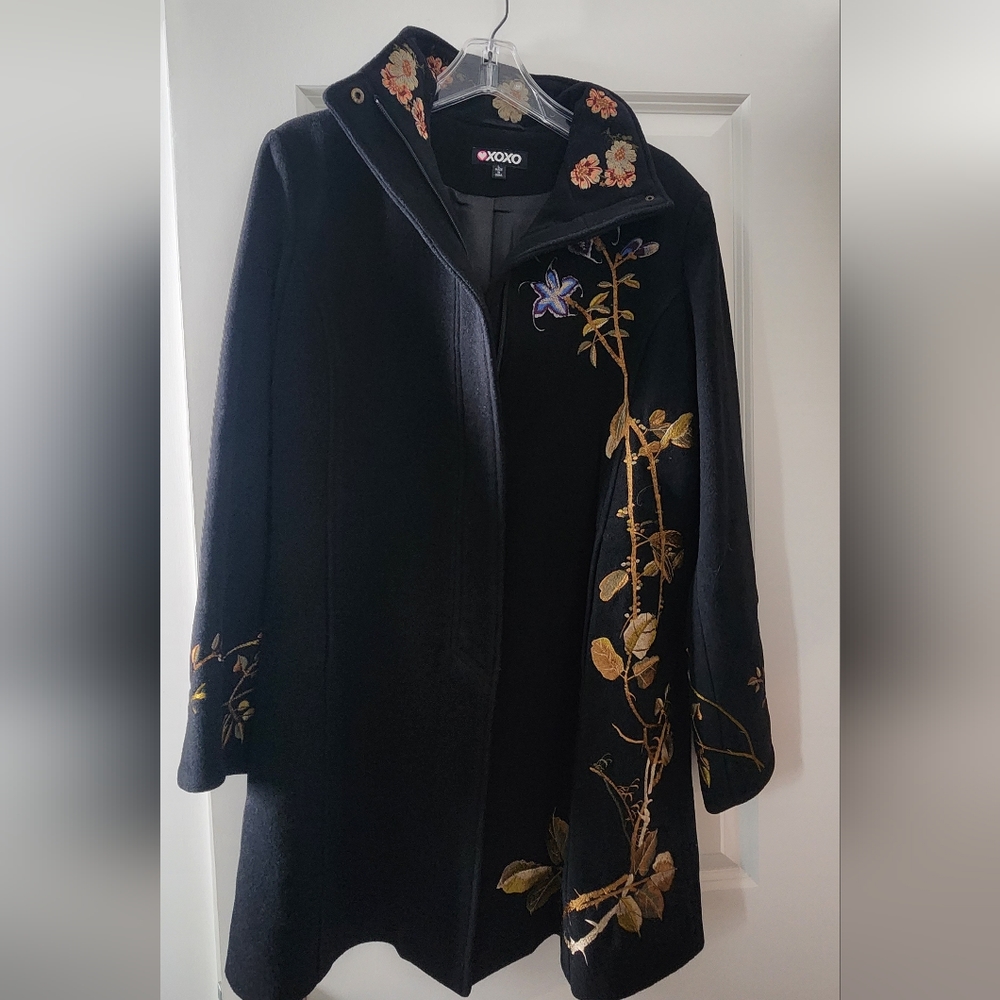 Black wool, cashmere, lamb blend with zipper knee length coat.